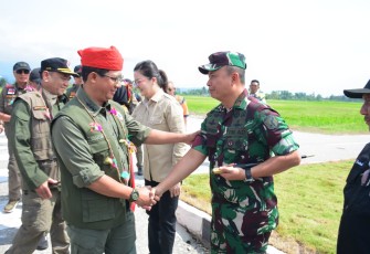 Danrem 132/Tadulako saat menyambut kedatangan kepala BNPB yang akan melakukan peninjauan penanganan darurat korban gempa poso