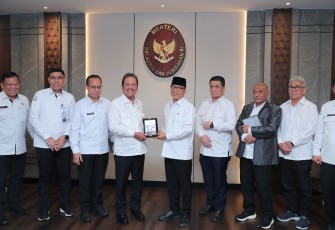 Menteri Desa dan Pembangunan Daerah Tertinggal (Mendes PDT) Yandri Susanto  bertemu Menteri Kelautan dan Perikanan (KP) Sakti Wahyu Trenggono dalam rangka memperkuat sinergi kedua institusi, di kantor KKP, Senin (8/12/2025)