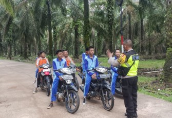 Anggota Polsek Belitang III Giat Pelayanan Bantu Pengawalan Anak Sekolah