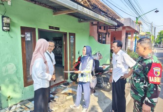 Babinsa Kelurahan Josenan Mendampingi Survei dan Pendataan Penerima Bantuan Renovasi RTLH