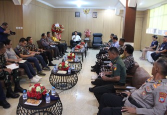 Walikota Bitung Hengky Honandar saat memimpin Rakor Bersama unsur forkopimda 