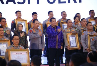 Divisi Humas Polri meraih penghargaan Pembangunan Zona Intregitas dengan predikat WBK. Kapolri Jenderal Polisi Drs. Listyo Sigit Prabowo memberikan langsung penghargaan itu kepada Kadivhumas Irjen Pol. Sandi Nugroho
