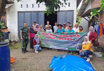 Babinsa Desa Ngetal, Kecamatan Pogalan, Serda Agus Eriedi, anggota Koramil 0806-02/Pogalan bersinergi dengan Bhabinkamtibmas Aipda Sandi dan Dinas Pertanian dan Pangan Kabupaten Trenggalek dalam menggelar pelatihan pembuatan pupuk organik bagi Kelompok Tani (Poktan) Loh Jinawi, Jumat (13/6/2025)