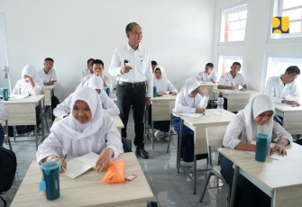 Menteri Dody saat meninjau Sekolah Rakyat Sentra Terpadu Prof. Dr. Soeharso, Bantul, Senin (11/8/2025)