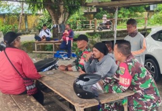 Babinsa Koramil 02/Timika Kodim 1710/Mimika, Serma Wawan Setiawan dan Serda Samsudin melaksanakan Komunikasi Sosial (Komsos) bersama tukang ojek di Kelurahan Kwamki Baru, Distrik Mimika Baru, Jumat (25/4/2025)