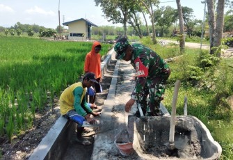 Babinsa Koramil 0803-03/Balerejo Bersama Masyarakat Kerjabakti Perbaiki Saluran Irigasi.