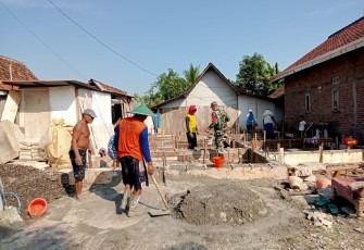 Babinsa Koramil 0803/10 Pilangkenceng Kerja Bakti Pembuatan Musala di Desa Sumbergandu