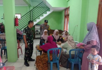 Babinsa Desa Sawahan Dampingi Pelayanan Kesehatan Balita dan Lansia 