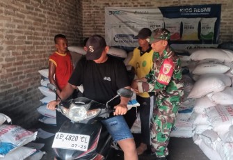 Babinsa Desa Metesih Dampingi Penyaluran Pupuk Bersubsidi untuk Kelompok Tani