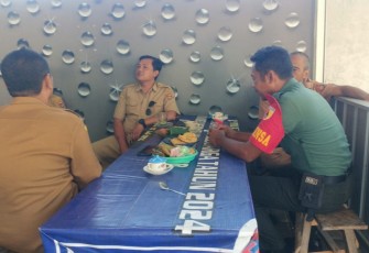 Babinsa Pos Koramil Gerih saat Komsos dengan Perangkat Desa