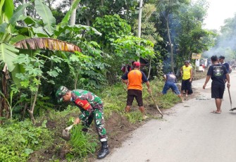 Babinsa Kodim Ponorogo Bersama Warga Pembersihan Jalan Desa