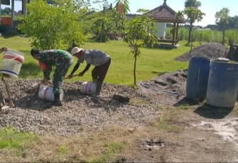 Babinsa Ngampel Bersama Warga saat Kerja Bakti Perbaiki Jalan