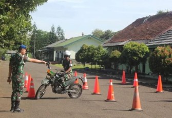 Denpom Divif 1 Kostrad Gela Sosialisasi Safety Riding untuk Prajurit