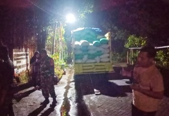Babinsa Posramil Gerih Kodim 0805/ Ngawi Serka Istamar bersama petugas Bulog, Sdr. Ikhwan, melaksanakan kegiatan Serap Gabah Petani (Sergap) hasil panen padi di Desa Guyung, Kecamatan Gerih, Kabupaten Ngawi, Selasa (6/5/2025)