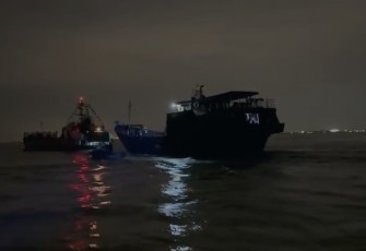 Unsur patroli Bakamla RI KN. Tanjung Datu-301 saat Berhasil Selamatkan Kapal Nelayan Mati Mesin di Perairan Batam