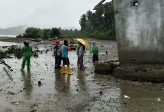 Kondisi rumah warga yang terdampak banjir rob di Kabupaten Buol, Sulawesi Tengah pada Sabtu (1/2)