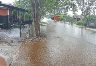 debit air banjir mengenangi kawasan permukiman penduduk, fasilitas umum, akses jalan penghubung di Singkil, Rabu, (26/11/2025).