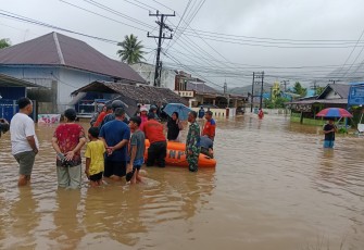 Personel Kodim Tapteng saat turut Evakuasi Warga Terdampak Banjir dan Longsor di Sibolga–Tapteng
