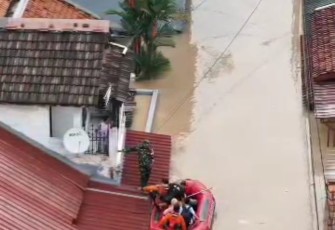 Personel Kodim 0507/Bekasi Tanpa Kenal Lelah Bantu Korban Banjir