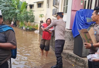 Polsek Kembangan Bagikan Takjil untuk Warga Terdampak Banjir