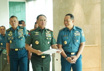 Panglima TNI Jenderal TNI Agus Subiyanto bersama Menteri Pertahanan (Menhan) RI Sjafrie Sjamsoeddin, didampingi para Kepala Staf Angkatan, menghadiri Rapat Kerja bersama Komisi I DPR RI dengan agenda Pembahasan Kondisi Geopolitik dan Skema Pertahanan Indonesia, bertempat di Ruang Rapat Komisi I, Gedung Nusantara II, Jakarta Pusat, Rabu (2/7/2025)