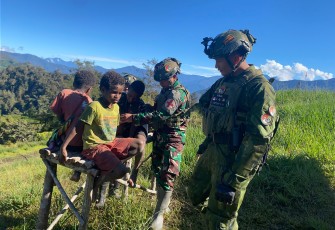 Satgas TNI Menyentuh Luka dengan Cinta