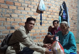 Polsek Belitang III Bagikan Bansos Kepada Warga Kurang Mampu