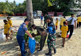 Aksi Bersih Sampah dalam rangka HUT ke-5 Wing Udara 3 Pusat Penerbangan TNI Angkatan Laut (Puspenerbal) bersama Komunitas Trash Hero, di Pelabuhan BMJ, Kampung Samau, Distrik Biak Kota, Kabupaten Biak Numfor