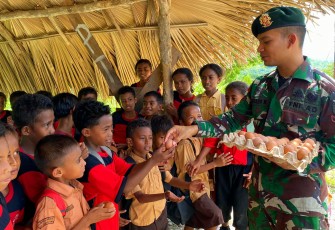 Satgas Pamtas Berbagi Gizi untuk Anak Negeri