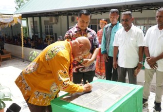 Bupati Biak Numfor Markus Octovianus Mansnembra didampingi Dandim 1708/BN Letkol Inf Marsen Sinaga, S.Hub.Int., M.Han tandatangani prassati peresmian dan syukuran Gedung Serba Guna GKI Raja Damai Korem di Biak, Minggu (6/4/2025)