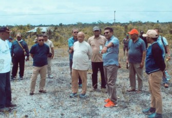 Bupati Biak Markus Oktovianus Mansnembra (tengah) bersama Pit Sekda ZL Mailoa (2 dari kiri) dan Ketua DPRK Daniel Rumanasen (3 dari kanan) saat meninjau lahan Sekolah Rakyat di kawasan Distrik Biak Timur