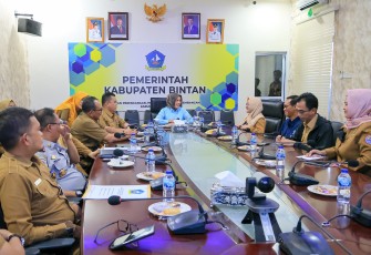 Wakil Bupati Bintan Deby Maryanti didampingi Sekda Bintan Ronny Kartika menyambut baik atas kunjungan Asisten Deputi Pengelolaan Batas Negara Wilayah Laut dan Udara, (Asdep Taslaud) Siti Metrianda Akuan dan Tim BNPP RI ke Kabupaten Bintan