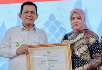 Gubernur Kepri, Ansar Ahmad menyerahkan penghargaan kepada Wakil Bupati Bintan, Deby Maryanti dalam kegiatan Rapat Koordinasi Pengawasan Daerah (Rakorwasda) Tingkat Provinsi Kepri Tahun 2025 di Ballroom Aston Hotel, Kota Batam, Kamis (20/11).