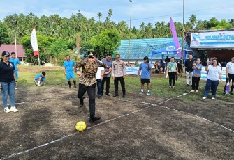 Wakil Wali Kota Bitung, Randito Maringka secara resmi membuka turnamen Sepak Bola Mini antar club piala Walikota dan Wakil Walikota, di lapangan depan Kantor Camat Aertembaga, Kamis (20/3)