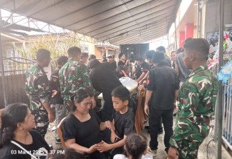 Personel satgas TMMD Ke-123 Kodim 1310/Bitung saat membantu warga kelurahan Girian Permai yang sedang berduka