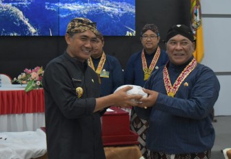 Serah terima Pratelan Ageman Sultan secara simbolis dari perwakilan Keraton Yogyakarta kepada Pj Bupati Karanganyar Timotius Suryadi, di Pendopo Raden Mas Said Rumah Dinas Bupati Karanganyar, Kamis (30/1/2025)