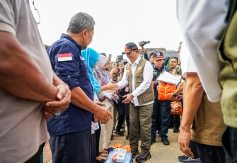 Kepala Badan Nasional Penanggulangan Bencana (BNPB) Letjen TNI Dr. Suharyanto, S.Sos., M.M, bersama Menteri Koordinator Bidang Pembangunan Manusia dan Kebudayaan (Menko PMK) Pratikno, Menteri Koordinator Bidang Pangan Zulkifli Hasan dan Menteri Lingkungan Hidup (MenLH) Hanif Faisol Nurofiq  meninjau proses masa pemulihan pasca kejadian bencana banjir sekaligus memberikan secara simbolis bantuan bagi warga terdampak banjir di perumahan Villa Jatirasa, Kota Bekasi, Jawa Barat pada Rabu (19/3)
