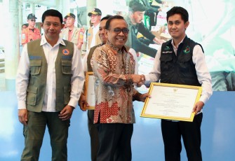 Kepala BNPB Letjen TNI Dr. Suharyanto, S.Sos., M.M., mendampingi Menteri Koordinator Bidang Pembangunan Manusia dan Kebudayaan Prof. Dr. Pratikno, M.Soc.Sc., menyerahkan piagam penghargaan kepada perwakilan personel Tim Delegasi Bantuan Kemanusiaan Vanuatu dan Myanmar, di Graha BNPB, Jakarta, Selasa (20/5)