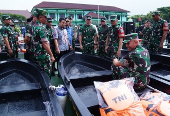 Asisten Logistik (Aslog) Panglima TNI Mayjen TNI Candra Wijaya mewakili Panglima TNI Jenderal TNI Agus Subiyanto menyerahkan secara simbolis Alat Angkut Air Boat Polyetylene bantuan Panglima TNI dalam rangka Tanggap Penanggulangan Bencana Alam Banjir 
