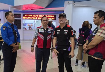 Anggota Deputi Bidang Pengelolaan Bandara, Pelabuhan, dan Lalu Lintas Barang BP Batam, Ruslan Aspan, meninjau secara langsung kesiapan arus balik Angkutan Lebaran di Terminal Ferry Internasional Batam Centre, Sabtu (5/4/2025)
