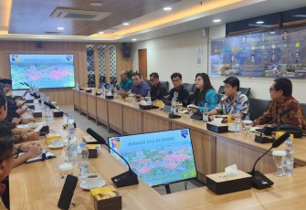 Rapat lanjutan terkait rencana pengembangan Asrama Haji dan penggunaan Asrama Haji Batam sebagai Embarkasi dan Debarkasi haji tahun 2026 hingga 2028, Kamis (24/4/2025).