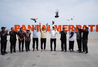 Pj Gubernur Sulsel Prof Fadjry Djufri didampingi Bupati Bulukumba Andi Muchtar Ali Yusuf meresmikan kawasan Pantai Merpati Bulukumba, Senin, 3 Februari 2025