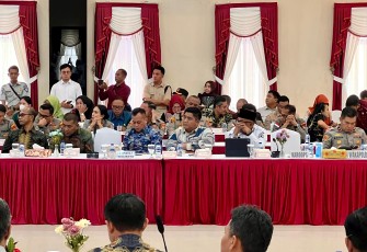 Bupati Bintan Roby Kurniawan saat hadir dalam Rapat Koordinasi Lintas Sektoral Operasi Lilin-Seligi 2025 Provinsi Kepri di Gedung Lancang Kuning Mapolda Kepri, Kamis (18/12).