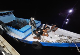 KN Pulau Marore-322 yang diawaki personel Bakamla RI berhasil menggagalkan dugaan aksi perompakan terhadap kapal tugboat (TB) Kingston 818 dan tongkang Asiabay 106 di perairan Kalimantan Timur, Kamis (16/10/2025)
