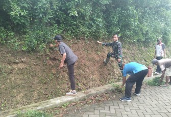 Babinsa dan Warga Bendoagung Gotong Royong Bersihkan Jalan Desa