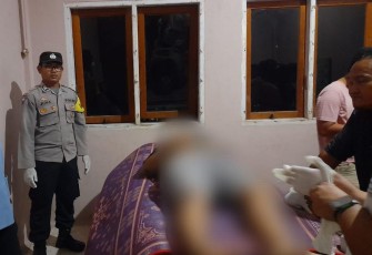 Seorang pria muda meninggal dunia tergantung dengan terikat tali dileher didepan kamar mandi lantai dua rumah korban, Jum'at malam, 11 Juli 2025