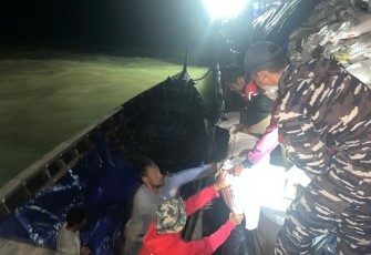 KRI SSA-378 TNI AL Salurkan Bantuan untuk Masyarakat Terdampak Bencana 