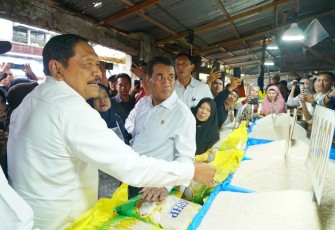 Wakil Gubernur Bengkulu, Mian, mendampingi Menteri Pertanian RI Andi Amran Sulaiman bersama Ketua DPD RI Sultan B. Najamudin meninjau harga kebutuhan pokok, khususnya beras SPHP (Stabilisasi Pasokan dan Harga Pangan), di Pasar Panorama Kota Bengkulu, Rabu (17/9)
