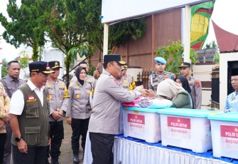 Wakapolri Tinjau Penyaluran Bantuan Polri untuk Warga Terdampak Bencana di Padang Pariaman