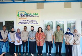 Kepala Biro Hukum dan Humas BGN, Khairul Hidayati saat kunjungan ke Satuan Pelayanan Pemenuhan Gizi (SPPG) Margomulyo Seyegan, Sleman, Daerah Istimewa Yogyakarta (DIY), Jumat (5/12)